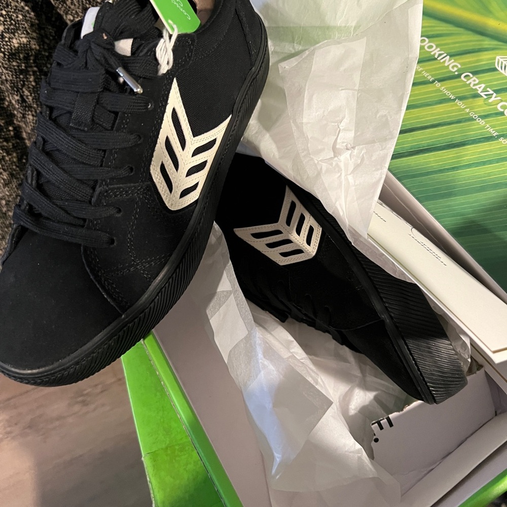 Cariuma Catiba Pro All Black Suede  New
In Box